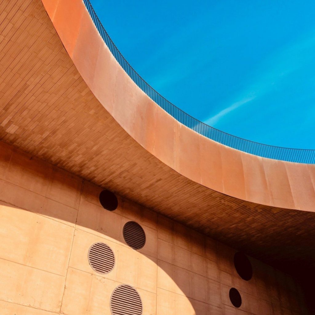 Arquitectura contemporánea bajo un cielo azul