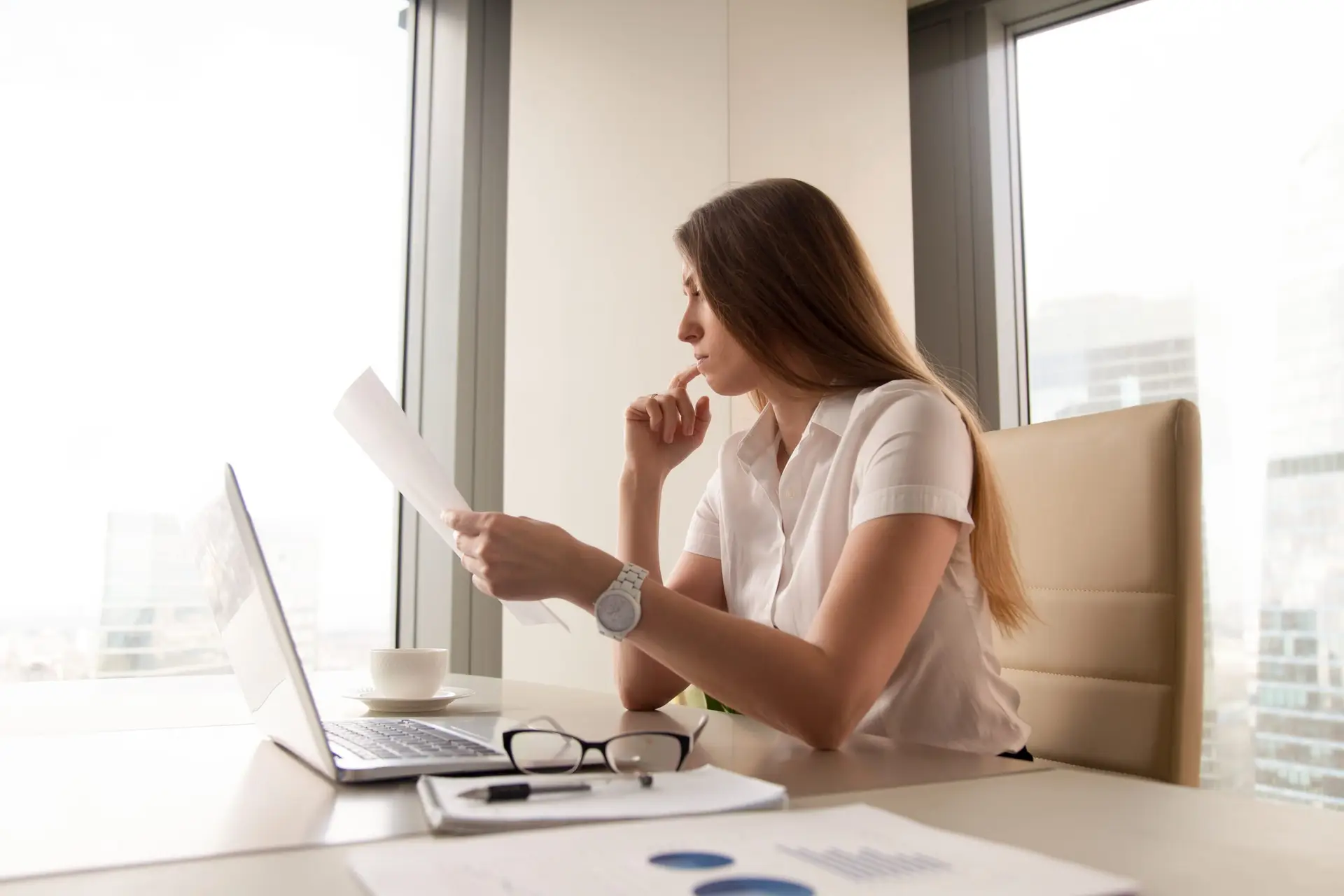 Mujer revisando documentación en una oficina
