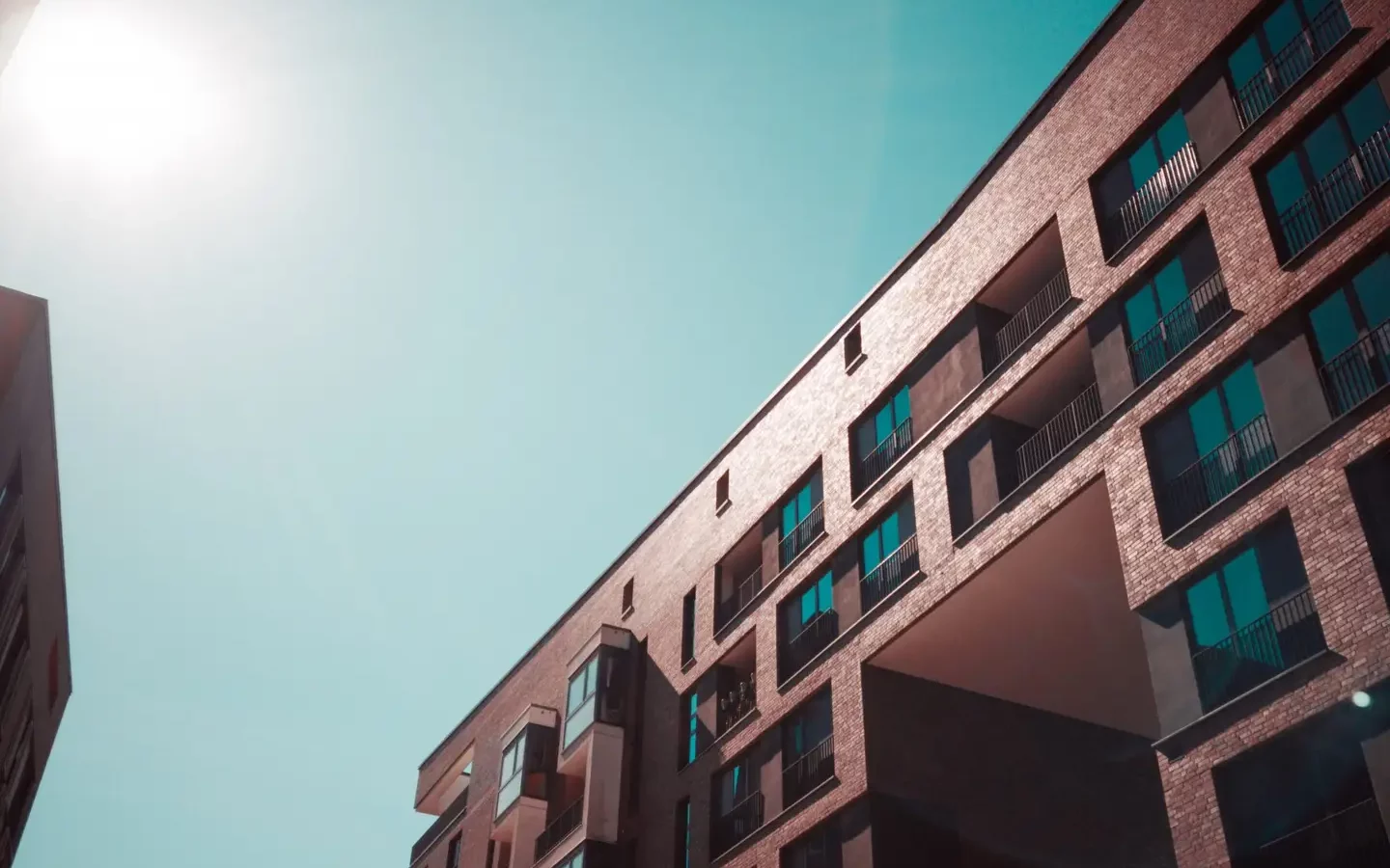 Edificio residencial visto desde el exterior