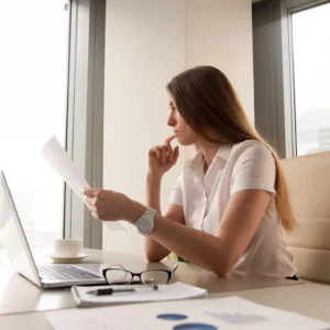 Mujer revisando documentación en una oficina