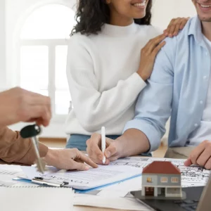 Firma de documentos durante un proceso de compraventa de vivienda